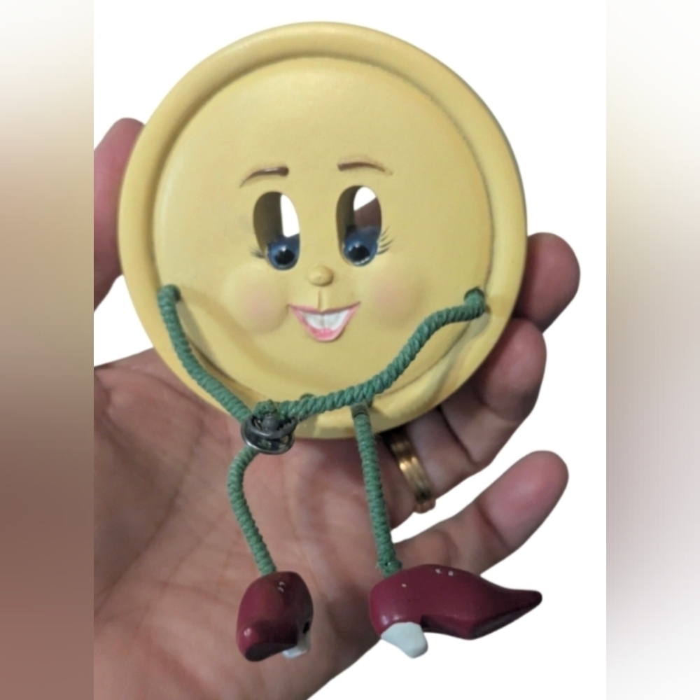 WMG Anthropomorphic Shelf Sitters Button With Metal Snap Hands 2006